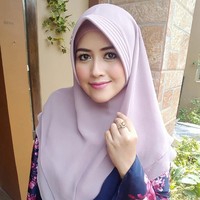 Tak hanya brand hijab atau makanan, istri pelawak Kiwil, Meggy Wulandari terlihat disponsori paket umrah. Foto: Instagram