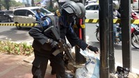 Sementara di luar gereja, tim gegana memantau benda-benda yang mencurigakan (Foto: Polisi sisir area Gereja Katedral (Fida-detikcom)