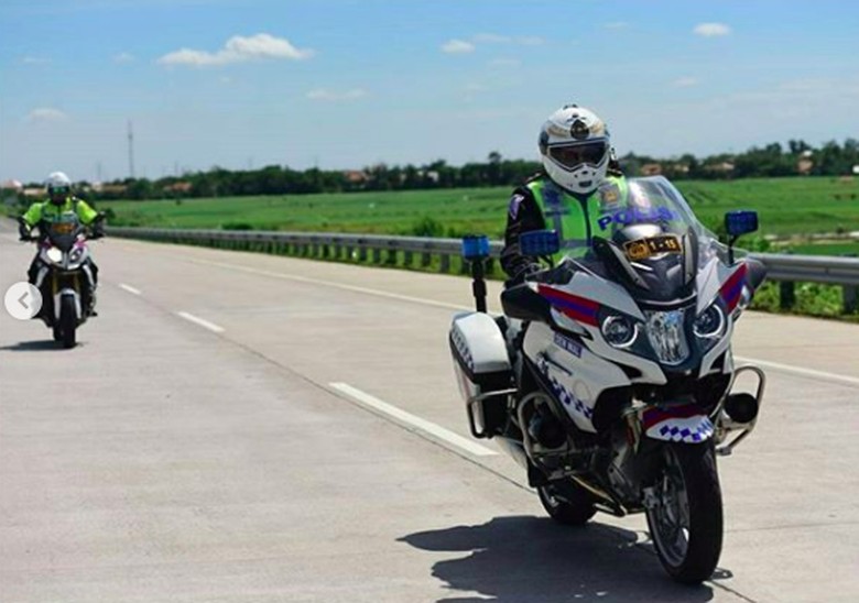 Kakorlantas pakai Moge BMW pantau lalu lintas. Foto: Screenshot Instagram ntmc_polri Kakorlantas pakai Moge BMW pantau lalu lintas. Foto: Screenshot Instagram ntmc_polri
