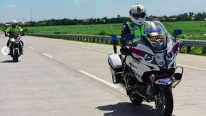 Intip Gaya Kakorlantas Tunggangi Moge BMW Pantau Arus Mudik
