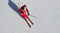 Di Swiss, Santa tertangkap kamera sedang asyik bermain ski di kawasan Verbier. REUTERS/Denis Balibouse.