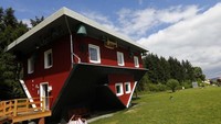 Bangunan yang dijuluki Crazy House, terletak di desa Affoldern dekat danau Edersee, dibangun pada 7 Mei 2014 dan memakan waktu 6 minggu. REUTERS/Kai Pfaffenbach.