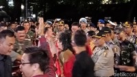 Pantauan detikcom Kapolri dan Panglima TNI tiba di Katedral sekitar pukul 20.46 WIB Minggu (24/12/2017). Keduanya mengenakan seragam resmi instansi masing-masing. (Foto: Kanavino Ahmad Rizqo/detikcom)