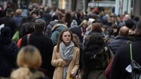 Tak hanya warga asli Inggris, turis hingga pelajar atau pekerja asing pun kerap berbelanja di kawasan ini (Foto: Dok. REUTERS/Mary Turner)