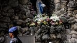 Polisi Sterilisasi Gereja Katedral Jelang Misa Natal