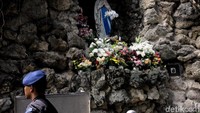 Sterilisasi Gereja Katedral oleh aparat kepolisian, Minggu (24/12/2017).