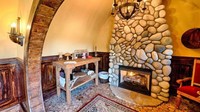 Wolfe menggunakan semua produk dan teknik alami untuk membangun satu unit rumah Hobbit. Butuh waktu berjam-jam untuk memotong, menempelkan, dan memasang lantai. Istimewa/Inhabitat.