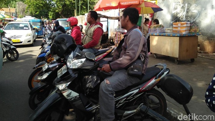 Suasana ojek pangkalan di Stasiun Tanah Abang.