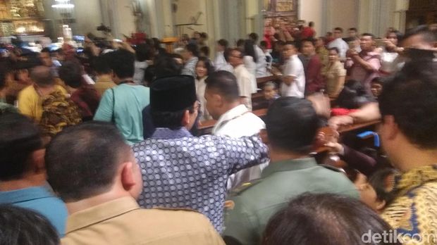 Sandiaga bersalaman dengan jemaat di Gereja Katedral
