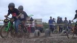 Foto: Seru! Balap Sepeda Menerjang Lumpur di Pangkalpinang