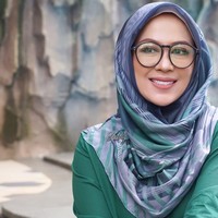 Halaman Instagram istri pelawak Denny Cagur ini juga sering diramaikan dengan endorsement. Santy Denny yang punya 3,1 juta pengikut itu paling banyak mendapat sponsor hijab dan produk anak.  Foto: Instagram