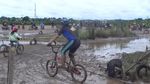 Foto: Seru! Balap Sepeda Menerjang Lumpur di Pangkalpinang