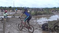 Foto: Beberapa peserta mengaku kesusahan menghadapi trek yang banyak genangan airnya ini. Tapi semuanya terasa seru, hitung-hitung mengisi libur sekolah. Tak jarang juga peserta terjatuh selama lomba. (Deni Wahyono/detikTravel)