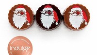 Jangan khawatir jika Anda hanya memiliki cetakan cokelat bulat. Buat cokelat seperti biasa tapi berikan edible image gambar santa agar lebih eye catching. Foto: Instagram