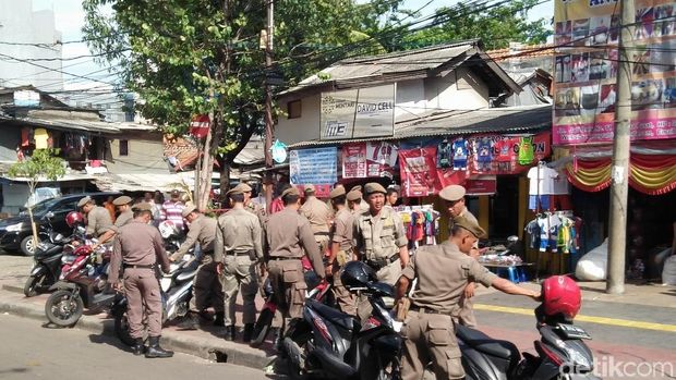 Sidak ke Tanah Abang, Kasatpol PP Tegur PKL yang Serobot Trotoar
