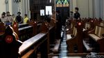 Polisi Sterilisasi Gereja Katedral Jelang Misa Natal