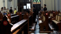 Saat ini, beberapa jemaah sudah mulai berdatangan untuk menjalani misa pada pukul 17.00 WIB nanti.
