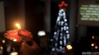 Suasana khidmat dan damai terasa sangat tercipta pada malam misa natal di Gereja Immanuel ini. 