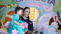 Ririn Ekawati merayakan ulang tahun pertama Cattleya. Foto: Palevi/detikHOT