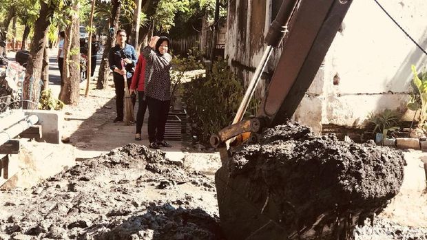 Melihat Risma Saat Libur: Pantau Kota Hingga Bersihkan Pedestrian