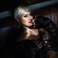 Belakangan Agnes Mo lebih sering terlihat dengan rambut pendek. Kini, penyanyi yang berduet dengan Chris Brown tersebut tengah menerapkan gaya rambut cepat dan priang yang membuatnya tampak edgy. Foto: Instagram