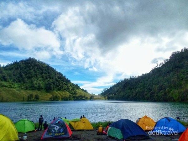 Ranu Kumbolo memiliki air yang jernih, kamu dapat menggunakan air danau sebagai keperluan selama berkemah, baik untuk minum hingga MCK. Hanya saja kegiatan tersebut tidak dapat dilakukan langsung, melainkan harus menampung airnya di dalam sebuah wadah. (Iqbalhazmi/dTraveler) Ranu Kumbolo memiliki air yang jernih, kamu dapat menggunakan air danau sebagai keperluan selama berkemah, baik untuk minum hingga MCK. Hanya saja kegiatan tersebut tidak dapat dilakukan langsung, melainkan harus menampung airnya di dalam sebuah wadah. (Iqbalhazmi/dTraveler)
