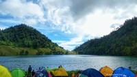 Ranu Kumbolo memiliki air yang jernih, kamu dapat menggunakan air danau sebagai keperluan selama berkemah, baik untuk minum hingga MCK. Hanya saja kegiatan tersebut tidak dapat dilakukan langsung, melainkan harus menampung airnya di dalam sebuah wadah. (Iqbalhazmi/dTraveler)