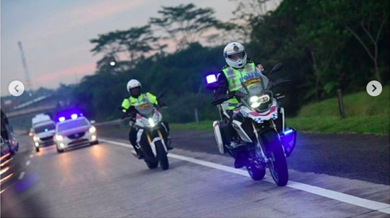 Di AS, Moge BMW Buat Polisi Sudah Dipasangi Laptop Foto: Screenshot Instagram ntmc_polri Di AS, Moge BMW Buat Polisi Sudah Dipasangi Laptop Foto: Screenshot Instagram ntmc_polri