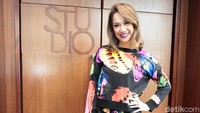 Ia mengenakan busana dengan corak kupu-kupu. (Foto: Asep Syaifullah/detikHOT)