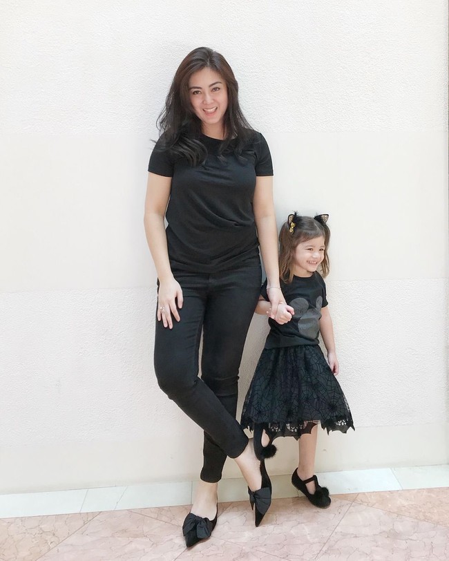 Dhena Aldhalia adalah istri Jonathan Frizzy. Punya tiga buah hati membuatnya banyak mendapat tawaran endorsement produk anak. Ia juga sering disponsori klinik kecantikan hingga makanan. Foto: Instagram