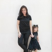 Dhena Aldhalia adalah istri Jonathan Frizzy. Punya tiga buah hati membuatnya banyak mendapat tawaran endorsement produk anak. Ia juga sering disponsori klinik kecantikan hingga makanan. Foto: Instagram