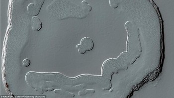 Bahkan jika dilihat lebih jauh, kawah-kawah tersebut juga bisa membentuk seperti wajah manusia. Foto: NASA