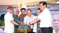 Menteri Koordinator Bidang Kemaritiman, Luhut Binsar Panjaitan bersama Menteri Keuangan Sri Mulyani Indrawati, Gubernur Bank Indonesia Agus D.W. Martowardojo, Wakil Gubernur Bali I Ketut Sudikerta, Dirjen Cipta Karya Sri Hartoyo melakukan groundbreaking revitalisasi TPA Regional Sarbagita. Dok. Kementerian PUPR.