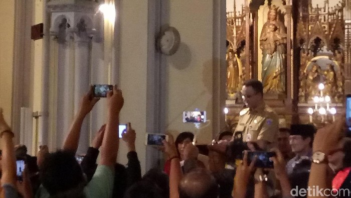 Anies-Sandi Tinjau Gereja Katedral Saat Malam Natal