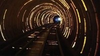 Untuk menyeberangi dua sisi ujung terowongan, disediakan sebuah kereta kecil yang akan melaju sesuai dengan lintasan rel yang sudah disediakan. Istimewa/atlasobscura.
