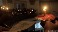 Saat lilin dinyalakan, suasana khidmat dan tenang amat sangat terasa bagi para jemaat.