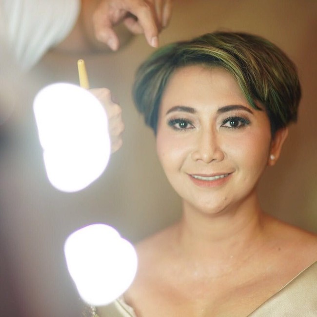 Indy Barends hampir selalu berambut pendek sejak awal kemunculan di dunia hiburan. Hingga kini, ia pun tetap setia dengan gaya rambut demikian yang menjadi salah satu ciri khasnya. Foto: Instagram