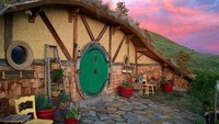 Kristie Wolfe adalah pencipta rumah tersebut. Berkat tangannya yang andal, pengunjung bisa merasakan secara langsung bagaimana kehidupan Hobbit seperti dalam film. Istimewa/Inhabitat.