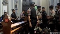 Petugas disiagakan untuk mensterilkan gereja untuk digunakan ibadah misa.