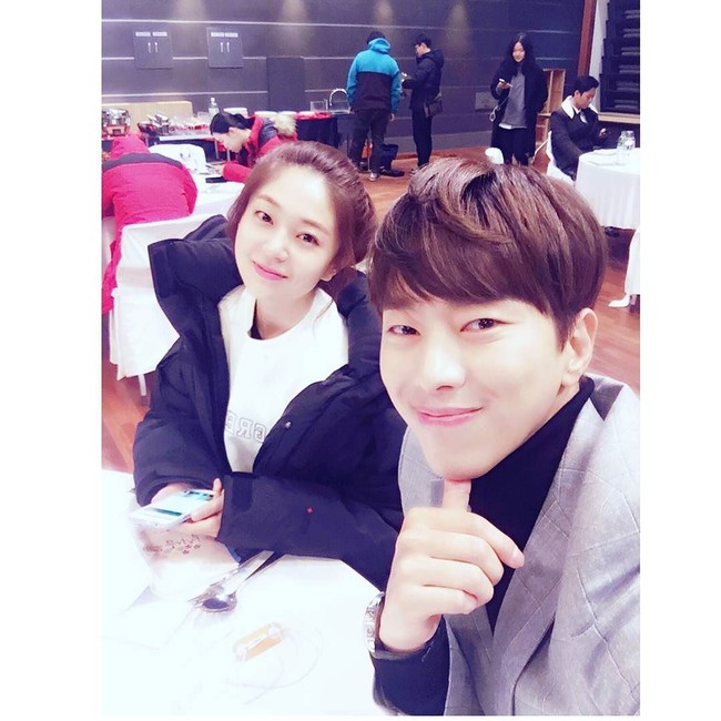 Yoon Hyun Min dan Baek Jin Hee adalah sepasang kekasih. Mereka membuat banyak orang iri ketika terlihat berlibur bersama ke New York beberapa waktu lalu. Foto: ist