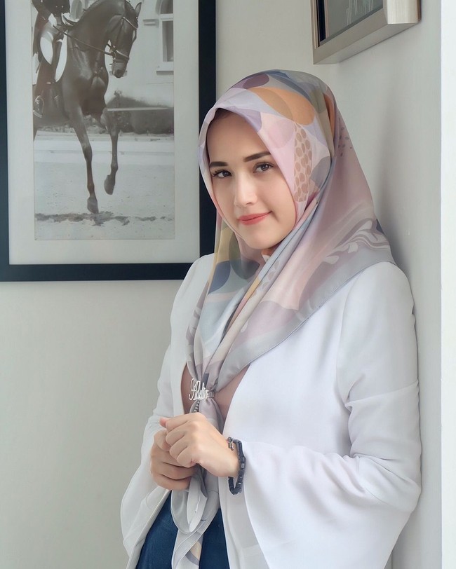 Meski bukan artis, Adelia Pasha sering punya cukup banyak follower yang membuat sering menerima endorsement. Istri Pasha Ungu itu pun kerap di-endorse brand hijab hingga perlengkapan bayi. Foto: Instagram