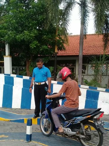 Di coaching clinic, pemohon SIM diajari benar-benar