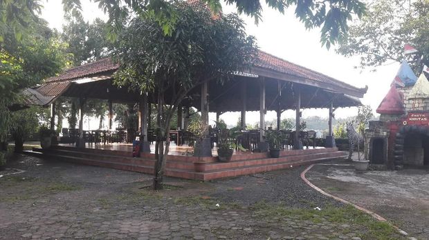 Pengelola Resto Raffles Kaget Jokowi Tak Usir Tamu yang Lagi Makan