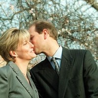 Foto pertunangan Pangeran William dan Kate Middleton mungkin yang paling fenomenal. Untuk mengabadikan momen spesial tersebut, keduanya memercayakan fotografer fashion ternama Mario Testino. Foto: Youtube