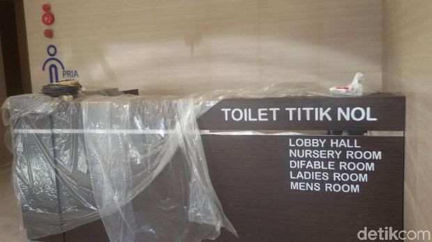 Beberapa alat yang akan dipasang di toilet umum di kawasan titik nol km