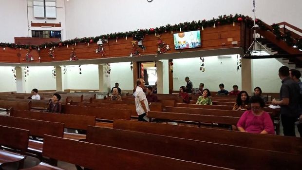 Jelang Malam Natal, Jemaat Mulai Berdatangan ke GKI Kebayoran Baru