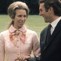 Putri Anne, anak kedua Ratu Elizabeth II, menjadi anggota keluarga kerajaan pertama yang berfoto sambil bergandengan tangan dengan tunangannya pada 1973. Foto: Youtube