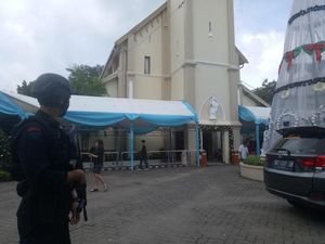 Amankan Natal, Tim Gegana Sterilkan 18 Gereja di Makassar