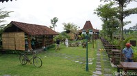 Wedang Kopi Prambanan memiliki halaman yang luas dan semi outdoor. Dijamin betah kalau ke sini! Foto: Lusiana Mustinda/dok. detikFood