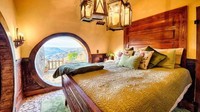 Rumah seluas 288 kaki persegi itu dibangun di atas tanah seluas 5,5 hektar. Di dalamnya, lengkap tersedia kamar tidur, kamar mandi, dapur, dan ruang tamu dengan perapian. Istimewa/Inhabitat.